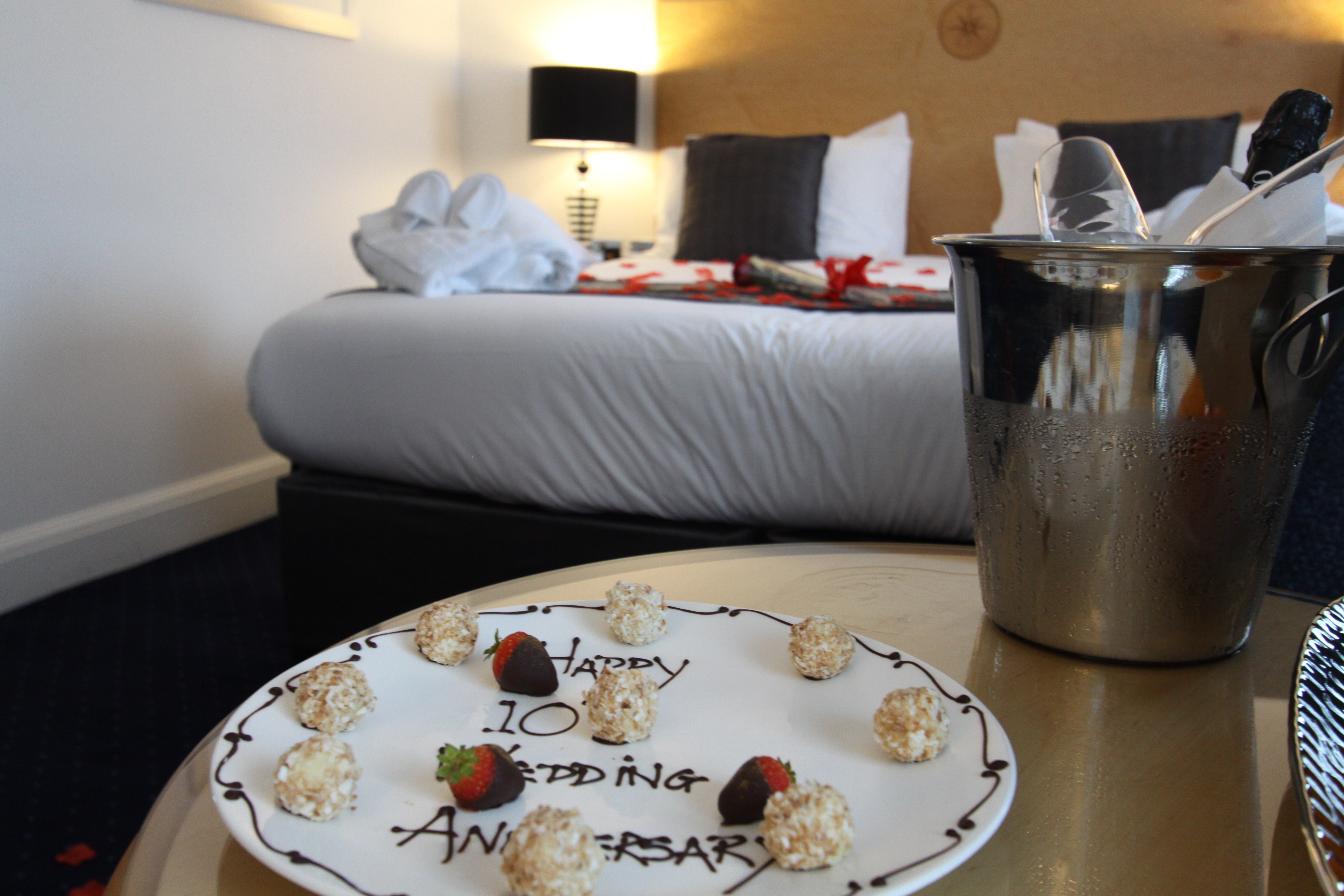 Romantic Retreat junior suite bedroom image one